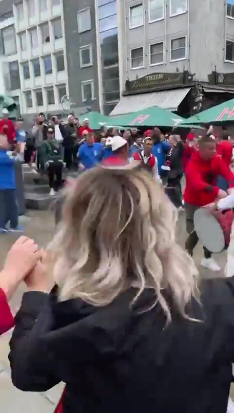 意大利球迷与阿尔巴尼亚球迷一起，跳起